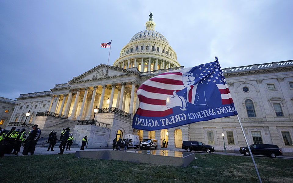 Εισβολή στο Καπιτώλιο: Το χάος όπως το κατέγραψε ο φωτογραφικός φακός-18