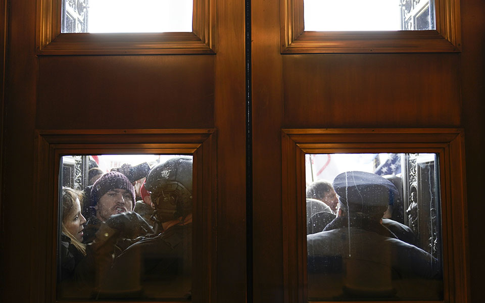 Εισβολή στο Καπιτώλιο: Το χάος όπως το κατέγραψε ο φωτογραφικός φακός-7