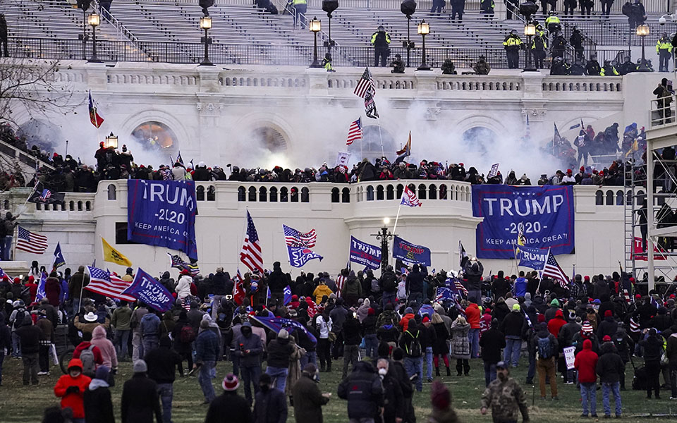 Εισβολή στο Καπιτώλιο: Το χάος όπως το κατέγραψε ο φωτογραφικός φακός-31