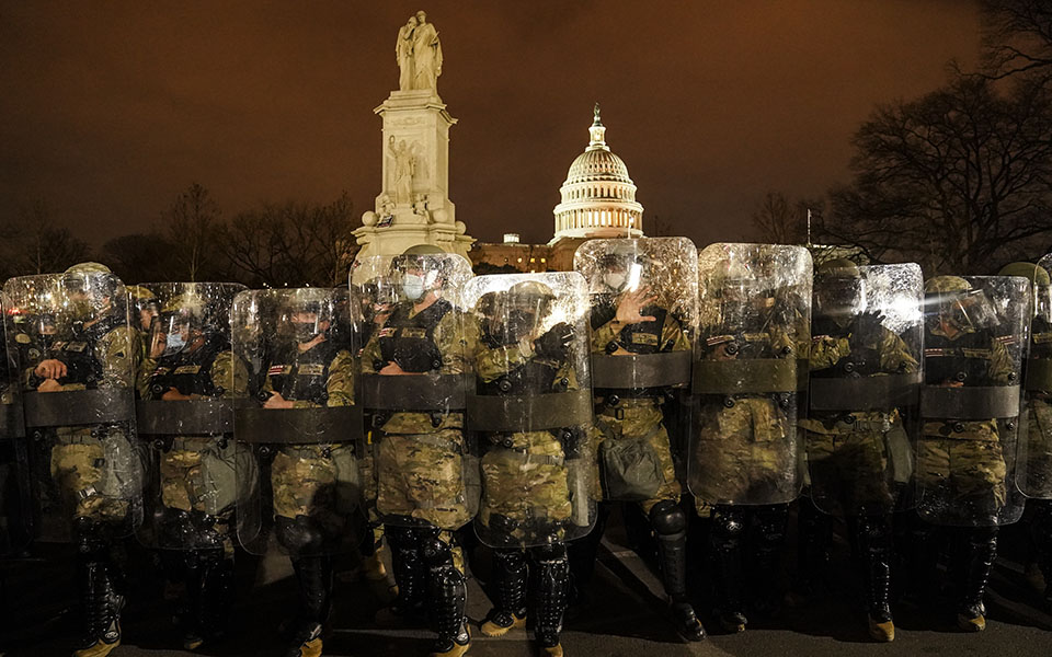 Εισβολή στο Καπιτώλιο: Το χάος όπως το κατέγραψε ο φωτογραφικός φακός-20