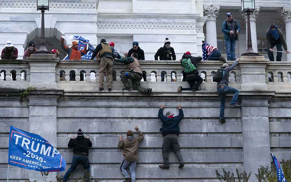 Εισβολή στο Καπιτώλιο: Το χάος όπως το κατέγραψε ο φωτογραφικός φακός-29