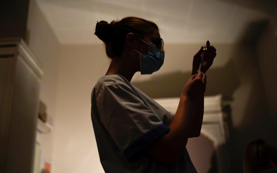 με-το-σταγονόμετρο-η-τιθάσευση-του-ιού-561228040