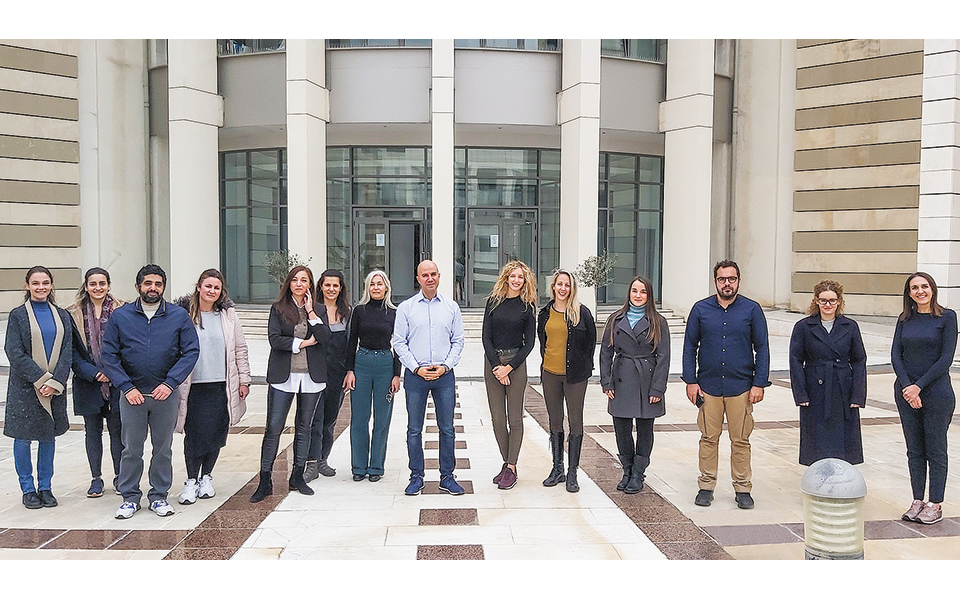 η-σκληρή-μάχη-κατά-της-covid-19-και-της-γρίπης-561217570