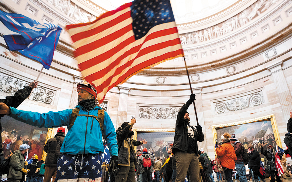 σύγκρουση-δημοκρατίας-λαϊκισμού-561219547
