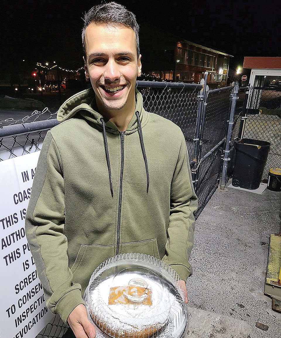 Ένας «απρόσμενος» Αγιος Βασίλης επισκέπτεται Ελληνες ναυτικούς στη Βοστώνη-1