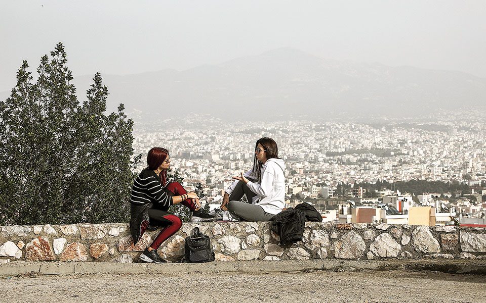 ο-κατάφυτος-λοφίσκος-όπου-όλα-είναι-γα-561225514