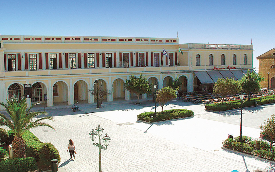 δύο-υπάλληλοι-για-80-000-βιβλία-561233557