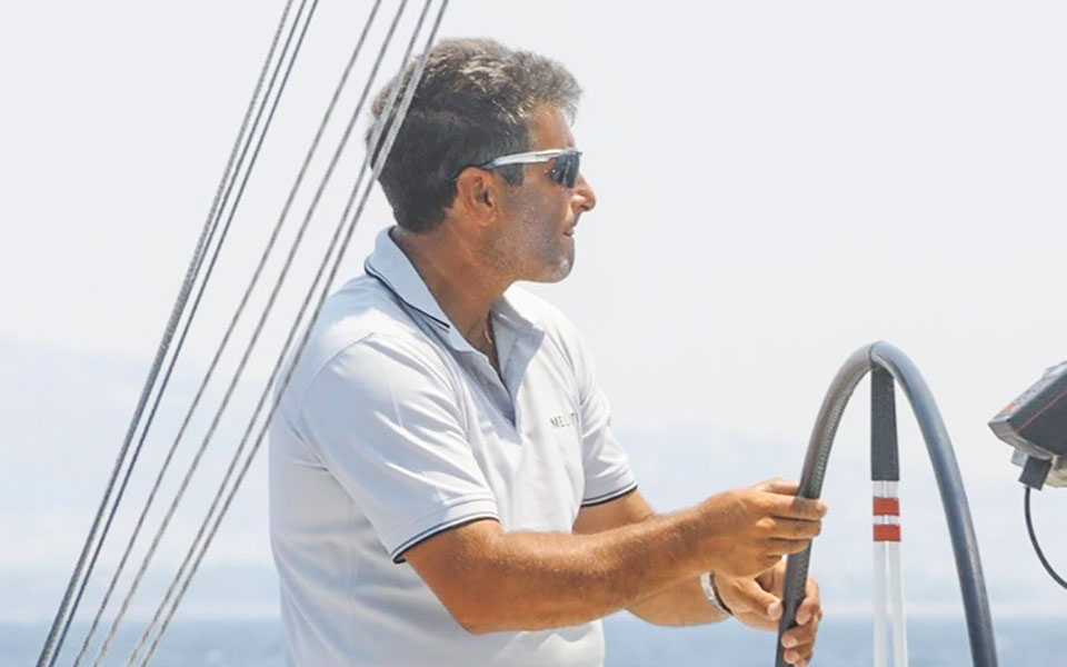 με-το-βλέμμα-πάντα-στραμμένο-στη-θάλασ-561239428