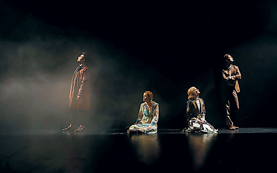 γυάλινος-κόσμος-με-5-000-θεατές-561241810