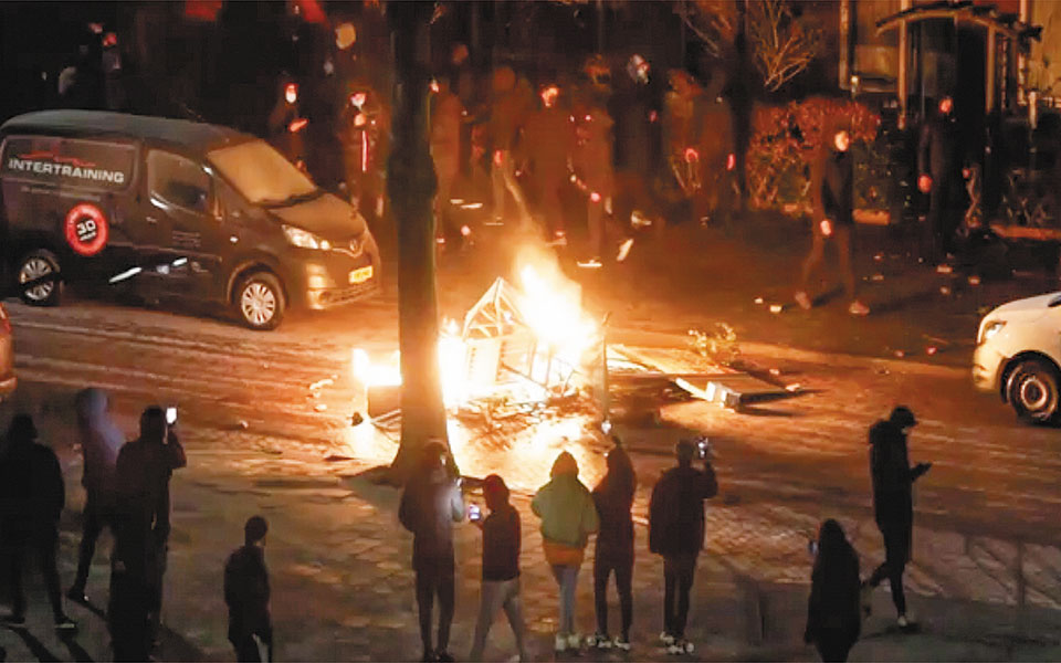 Τα μέτρα φέρνουν βία στην Ολλανδία-1