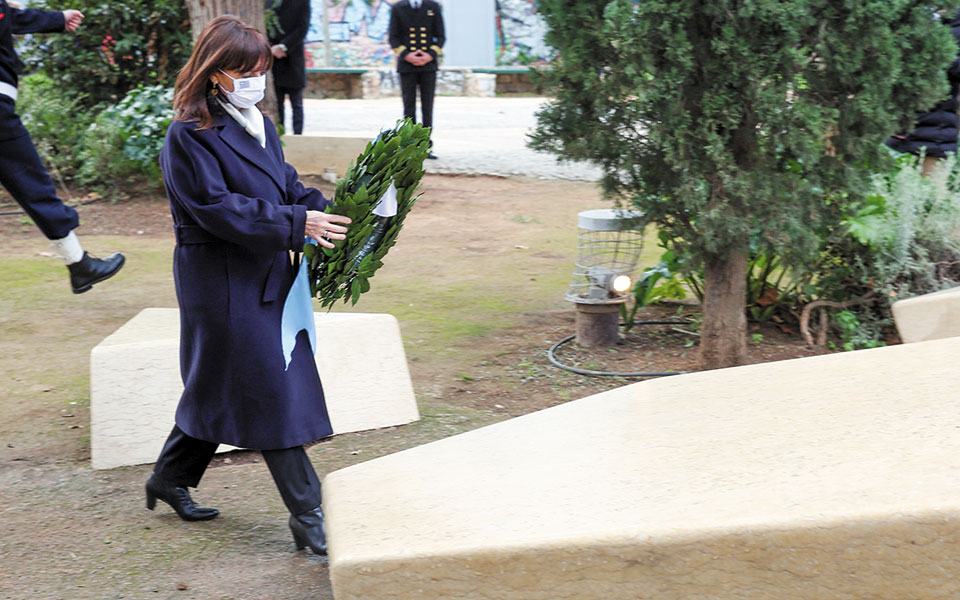 τιμή-στην-ημέρα-μνήμης-του-ολοκαυτώμα-561244519