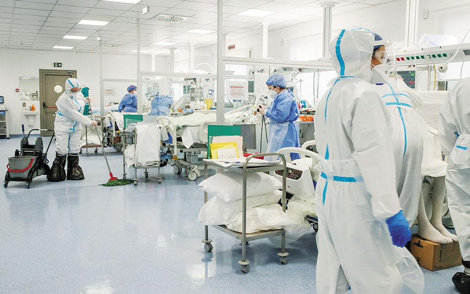 η-μακρά-μάχη-με-την-covid-19-561247525