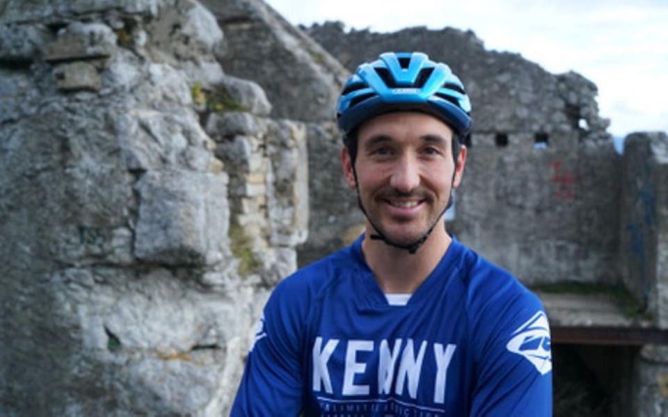 ανέβηκε-33-ορόφους-όχι-με-το-ασανσέρ-αλλ-561233911