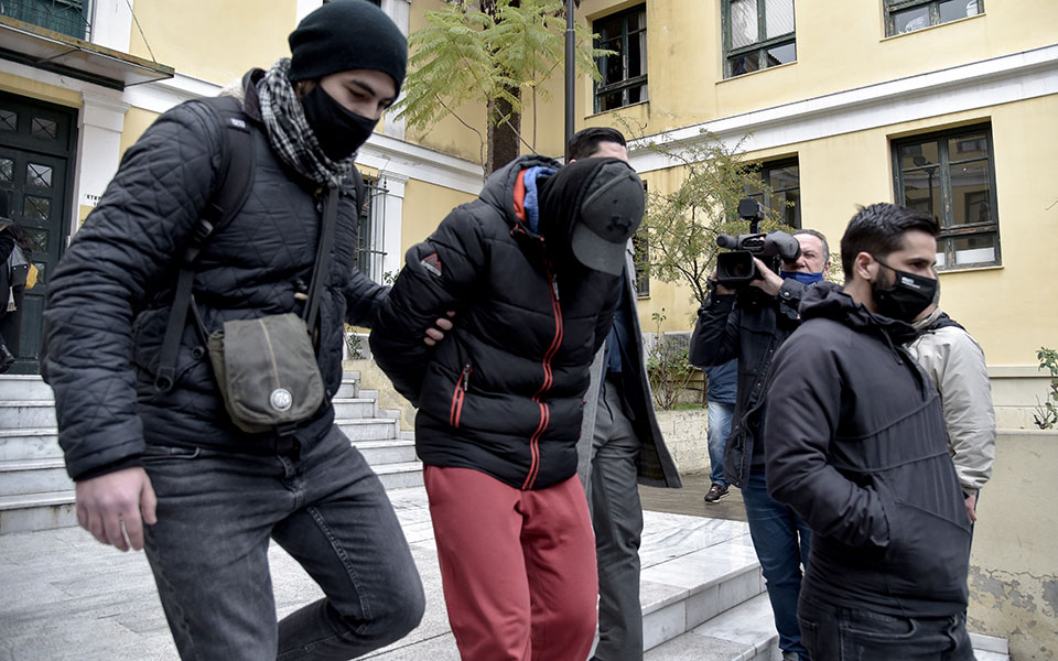 ελεύθεροι-υπό-αυστηρούς-όρους-αν-και-α-561234619