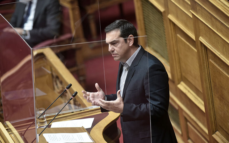 αποστάσεις-από-τις-τάσεις-κρατάει-ο-561238810