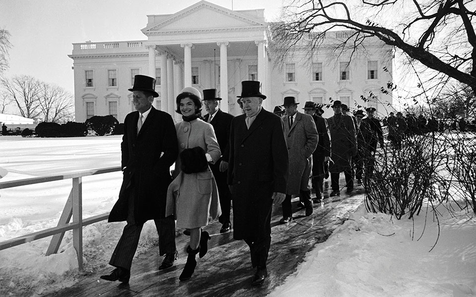 παγωμένος-περίπατος-561238453