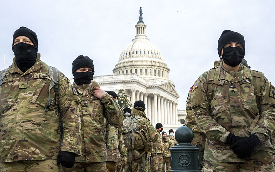 «Φρούριο» το Καπιτώλιο μετά την εισβολή (εικόνες)-8