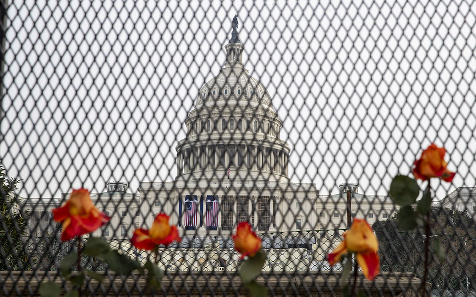 «Φρούριο» το Καπιτώλιο μετά την εισβολή (εικόνες)-7