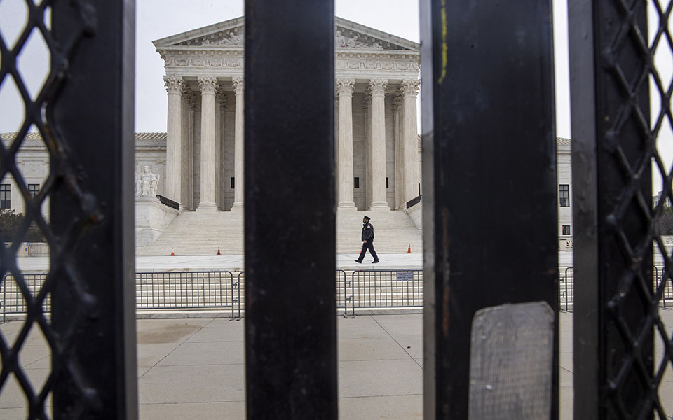 «Φρούριο» το Καπιτώλιο μετά την εισβολή (εικόνες)-10