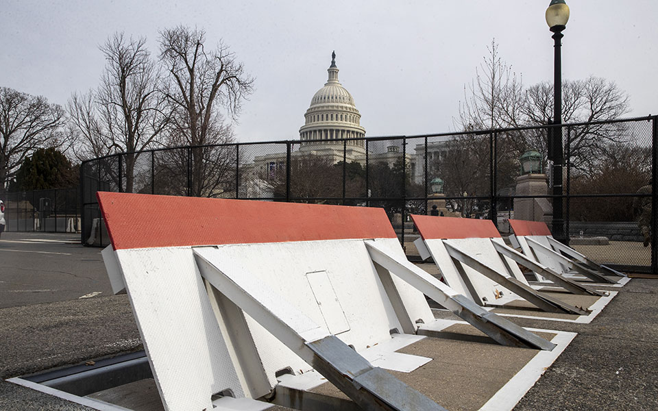 «Φρούριο» το Καπιτώλιο μετά την εισβολή (εικόνες)-3