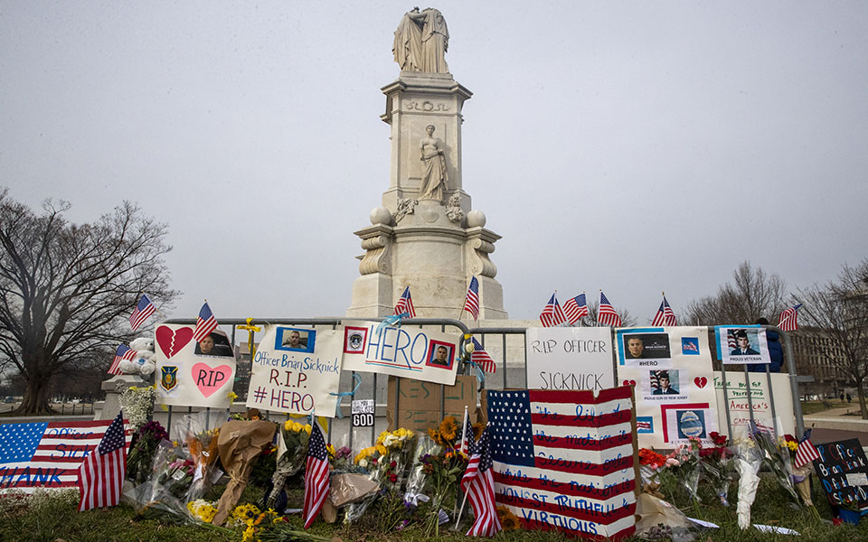 «Φρούριο» το Καπιτώλιο μετά την εισβολή (εικόνες)-4