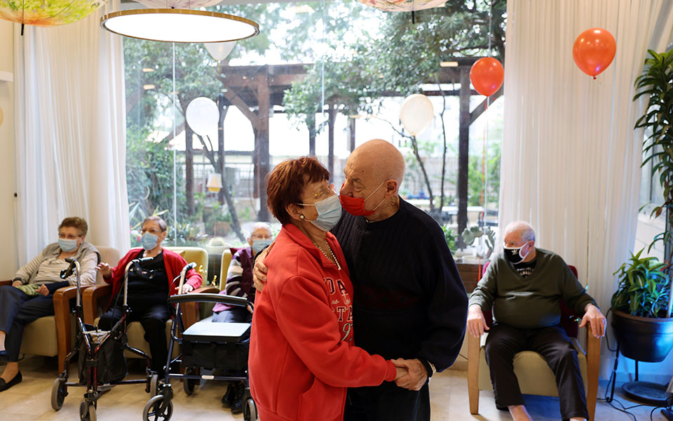 Ισραήλ: Ηλικιωμένοι γιόρτασαν τον εμβολιασμό τους με πάρτι (εικόνες)-1