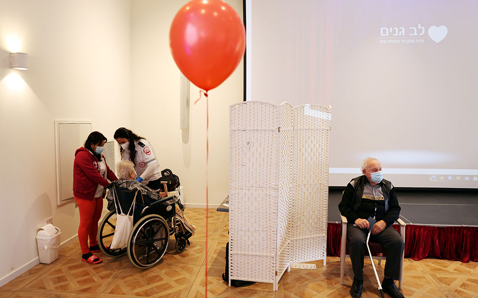 Ισραήλ: Ηλικιωμένοι γιόρτασαν τον εμβολιασμό τους με πάρτι (εικόνες)-2