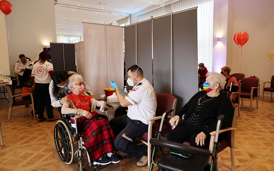 Ισραήλ: Ηλικιωμένοι γιόρτασαν τον εμβολιασμό τους με πάρτι (εικόνες)-3