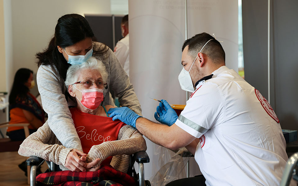 Ισραήλ: Ηλικιωμένοι γιόρτασαν τον εμβολιασμό τους με πάρτι (εικόνες)-5