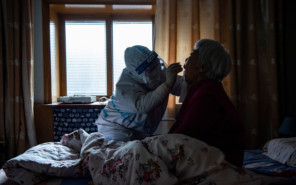 η-κίνα-ανέφερε-τον-πρώτο-νεκρό-από-covid-19-με-561227356