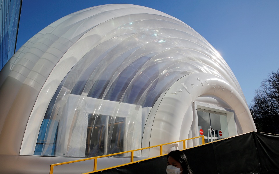 φουσκωτοί-θάλαμοι-εντατικής-στην-κορ-561219640