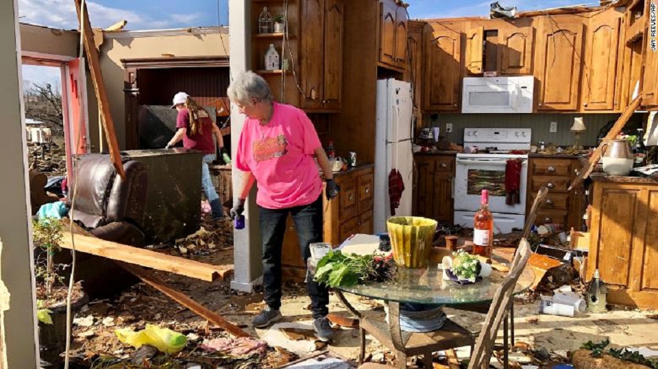 ηπα-κυκλώνας-κρέμασε-αυτοκίνητο-από-δ-561243436