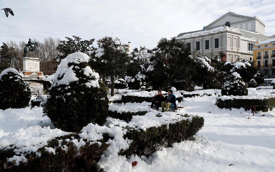οι-ισπανοί-το-ρίχνουν-στον-χιονοπόλεμ-561222616