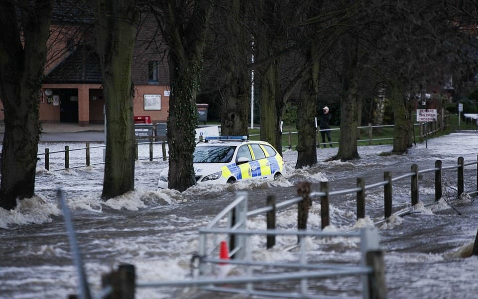 πλημμύρες-απειλούν-εμβόλια-covid-19-στην-ουα-561236467