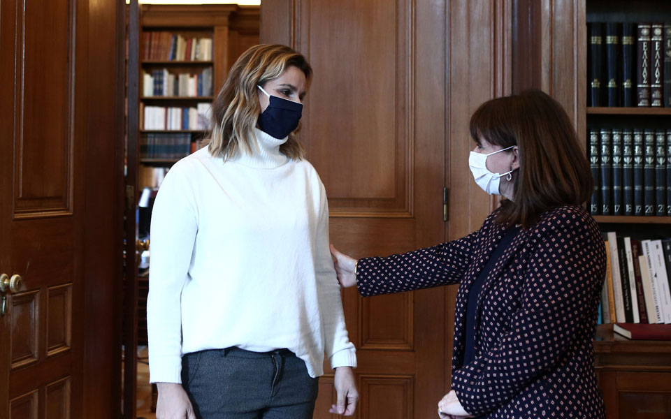 πτδ-η-σ-μπεκατώρου-διέλυσε-τη-συνωμοσί-561232528