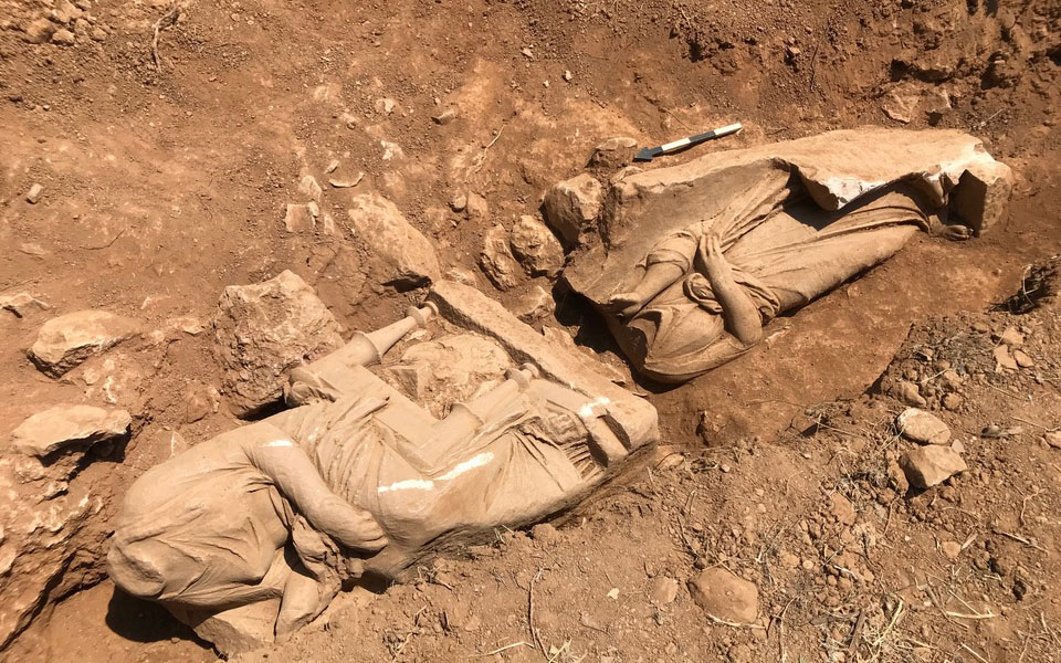 επιτύμβιο-μνημείο-με-δύο-γυναικείες-μ-561240238