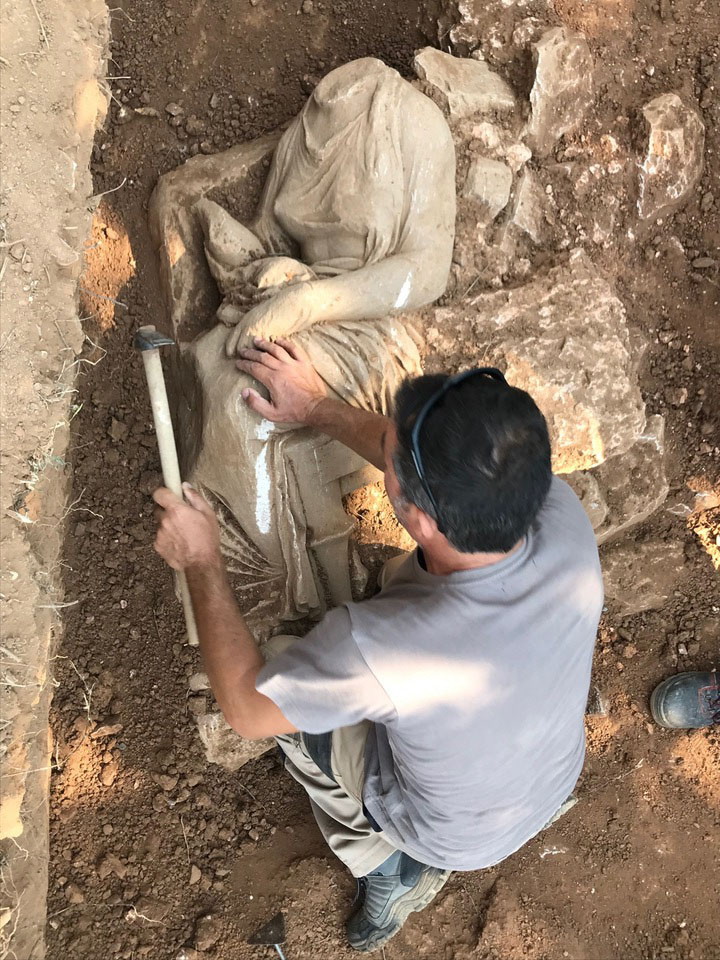 Επιτύμβιο μνημείο με δύο γυναικείες μορφές εντοπίστηκε στην Παιανία-1