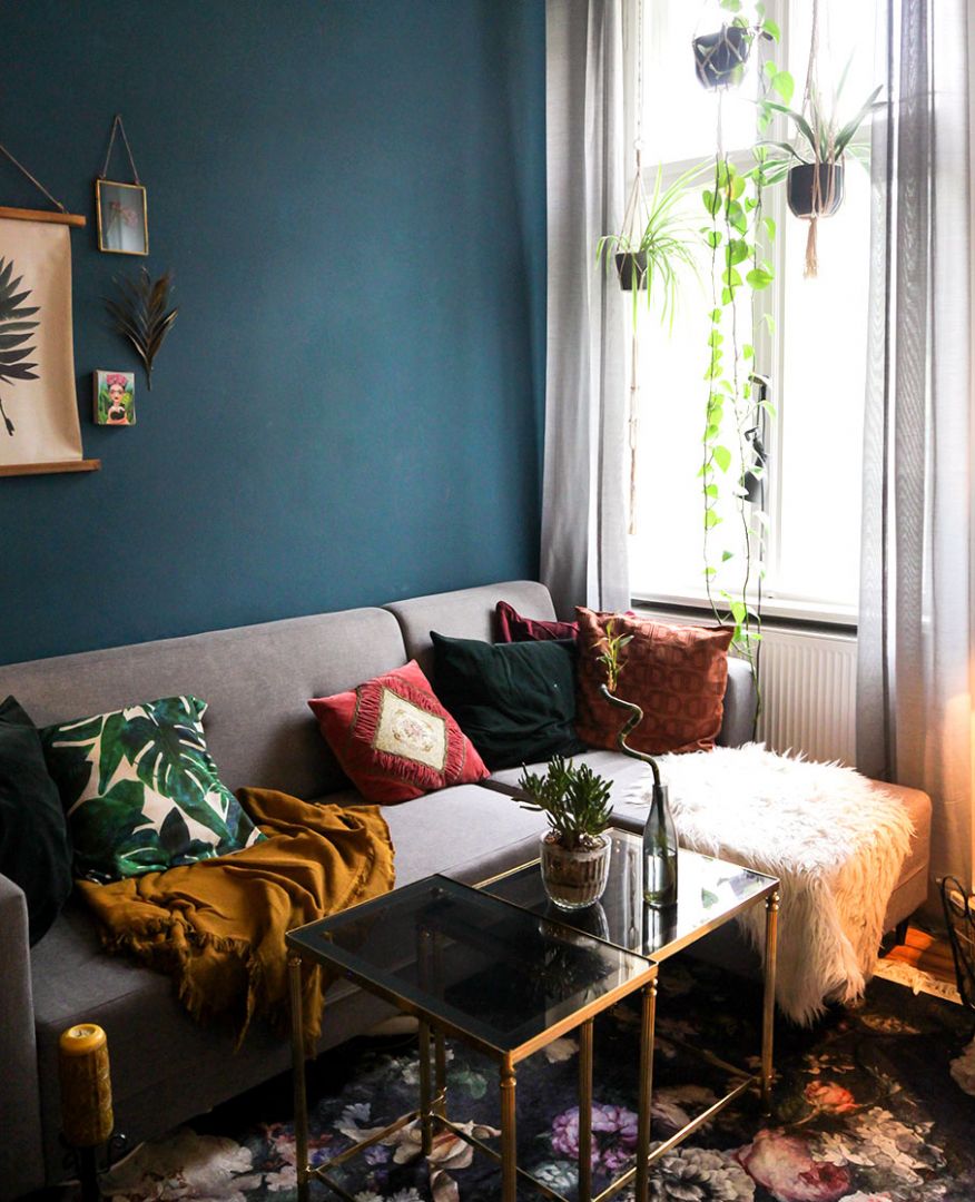 Χρώματα τοίχου για σαλόνι με γκρι καναπέ-7