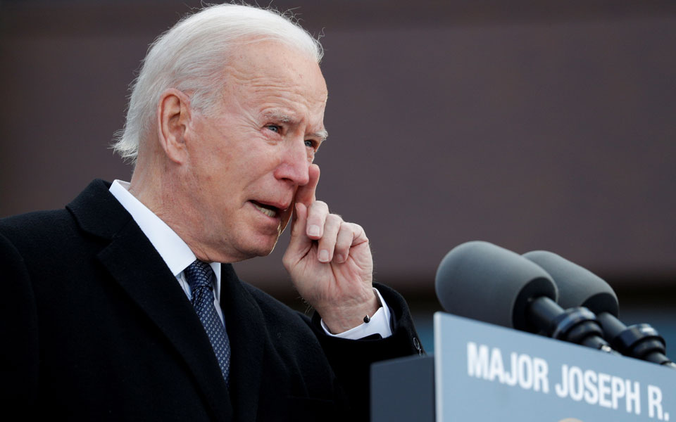 τα-δάκρυα-του-μπάιντεν-πριν-την-αναχώρ-561234394