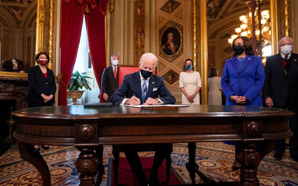 τα-πρώτα-διατάγματα-που-υπέγραψε-ο-μπά-561235945