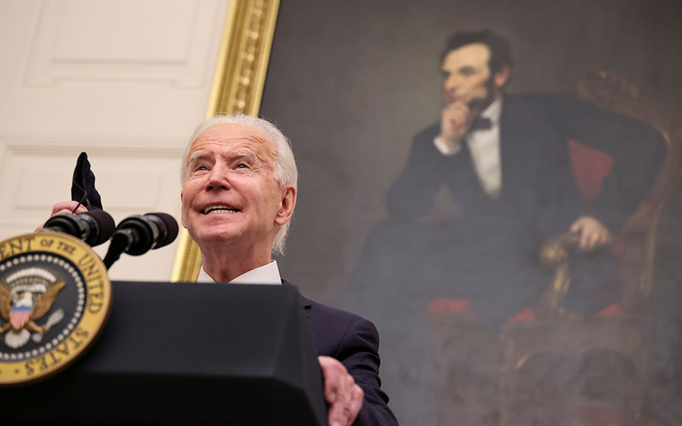 διεθνής-τύπος-ο-μπάιντεν-μπροστά-στο-α-561237139