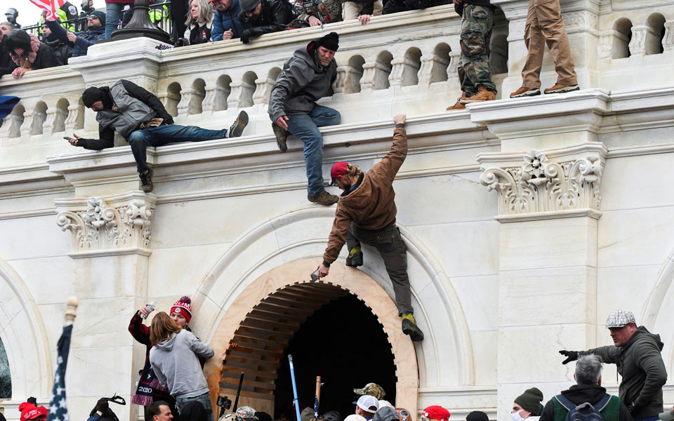 ποιοι-ήταν-οι-οπαδοί-του-τραμπ-που-εισέ-561219235