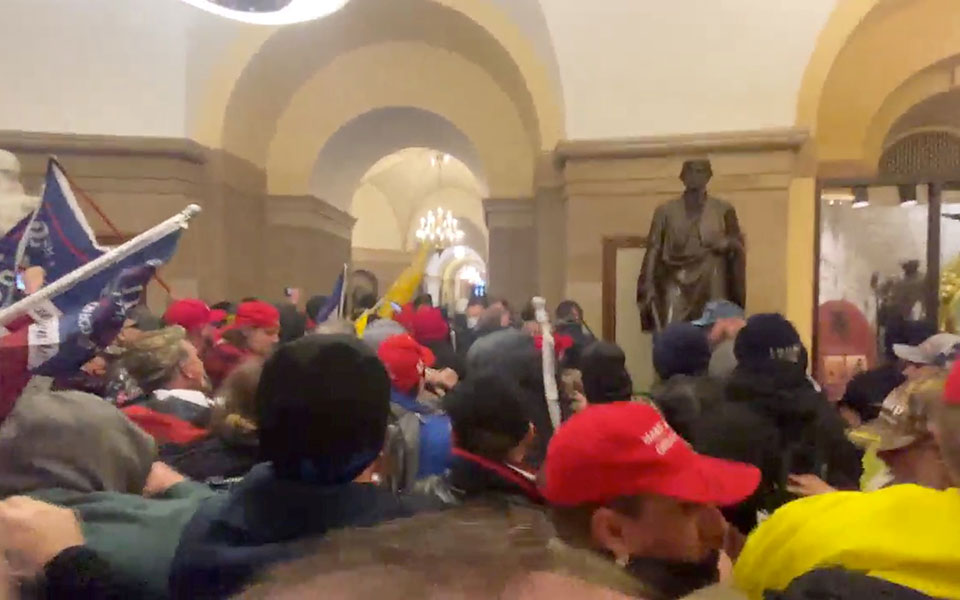 έρευνες-σε-υπουργεία-μετά-τις-ταραχές-561229954