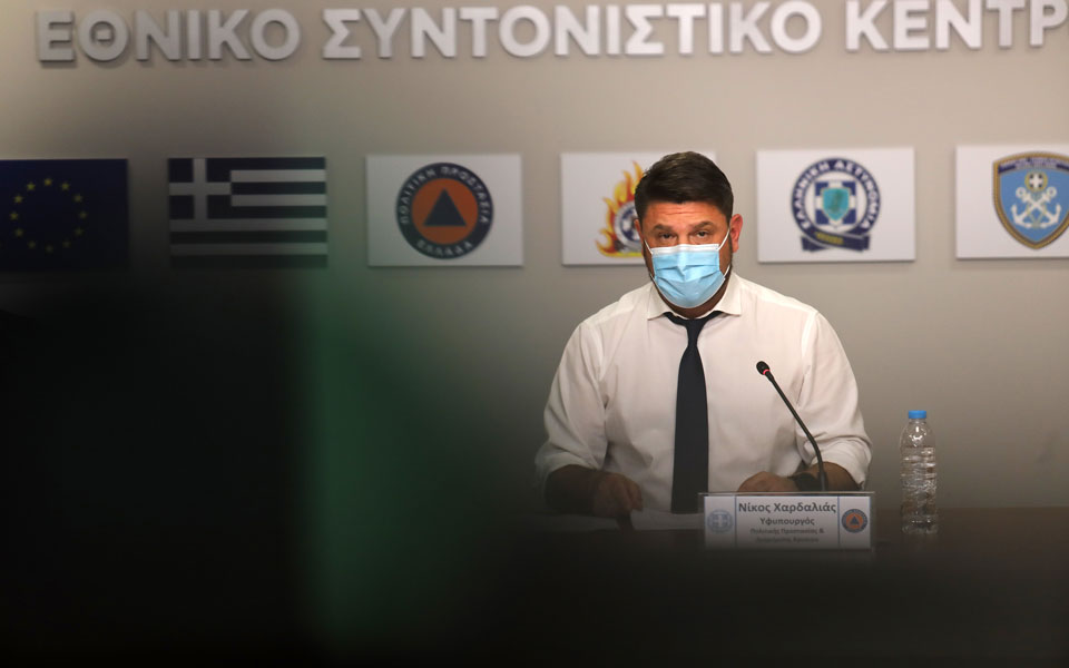 πρωτοχρονιά-με-πυροσβέστες-και-αστυν-561213457