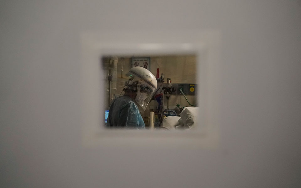 στα-928-τα-νέα-κρούσματα-405-οι-διασωληνωμέν-561217042