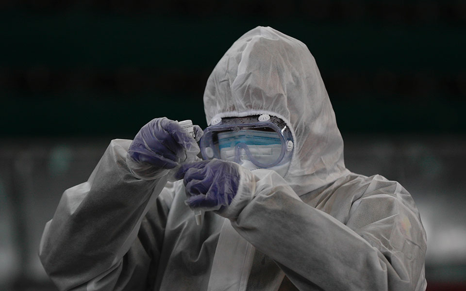 στα-610-τα-νέα-κρούσματα-319-οι-διασωληνωμέν-561229717