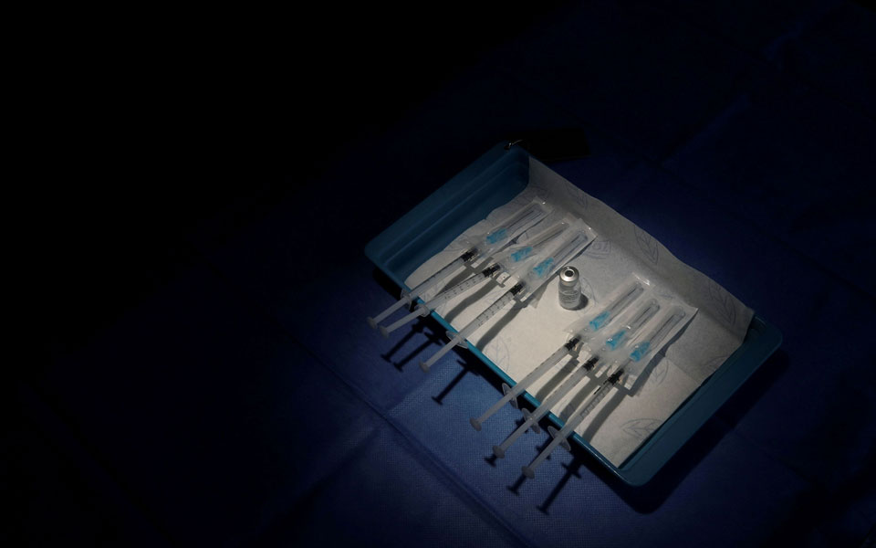 ο-πόλεμος-των-εμβολίων-αυξάνει-τους-561242302