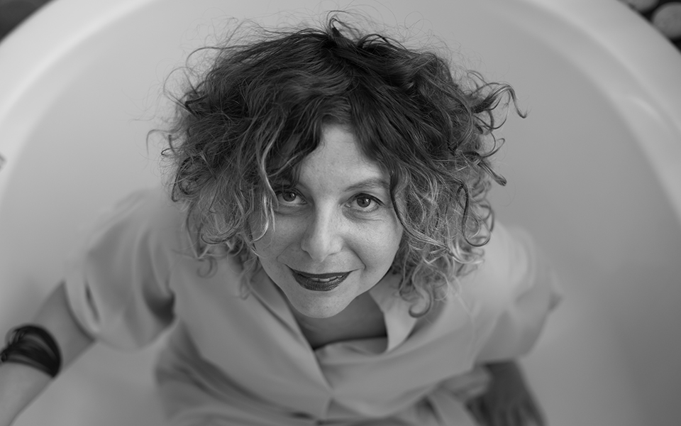 εχω-μάθει-να-κινούμαι-στις-ρωγμές-του-σ-561246268