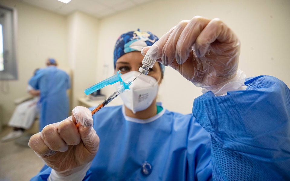 astrazeneca-λιγότερα-διαθέσιμα-εμβόλια-στην-ε-ε-561238618