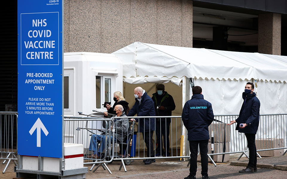 βρετανία-ξεπέρασαν-τα-4-εκατ-οι-εμβολι-561232888